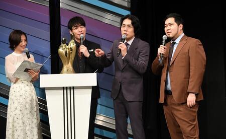 　オープニングに登場した令和ロマン（右）＝撮影・佐藤厚