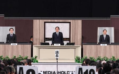 　株式会社フジ・メディア・ホールディングス株主総会（左から）常務取締役・深水良輔、代表取締役社長・金光修、専務取締役・清水賢治＝提供：フジ・メディア・ホールディングス