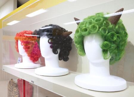 　展示された雷様のかつら（撮影・佐々木彰尚）