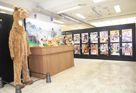 　展示されたゆかりの人形やポスター（撮影・佐々木彰尚）