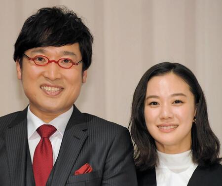 　南海キャンディーズ・山里亮太（左）と蒼井優＝２０１９年撮影