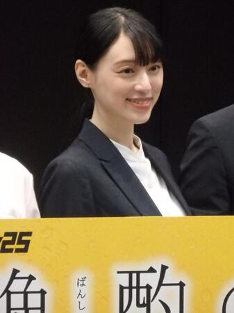 　写真に応じる栗山千明