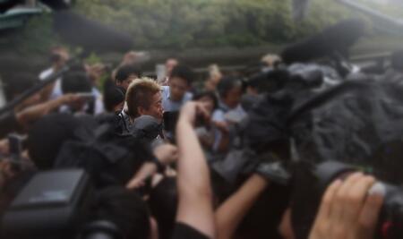 　報道陣に囲まれる堀江貴文氏＝２５日