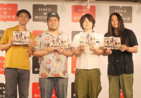 　お気に入りのページを披露する（左から）西塔徹成氏、松井ケムリ、シドニー石井、今野一輝