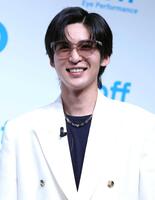 　通勤用を選んだ目黒蓮（撮影・佐々木彰尚）