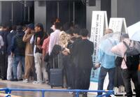 　フジ・メディア・ホールディングスの定時株主総会に出席するため、会場前に並ぶ人たち