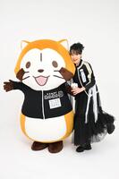 　ラスカルと並ぶ中森明菜　©「あらいぐま カルカル団」製作委員会