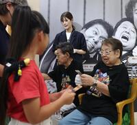 　名刺を手渡す高木ブー（右）と加藤茶（撮影・佐々木彰尚）