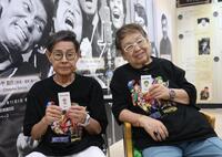 　名刺を手にする加藤茶（左）と高木ブー（撮影・佐々木彰尚）