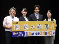 　写真に応じる（左から）おかやまはじめ、栗山千明、武田航平、辻凪子