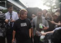 　株主総会を訪れた堀江貴文氏（中央左）＝２５日