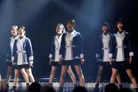 　グループ卒業を発表したＮＭＢ48・小嶋花梨（中央）　©ＮＭＢ48