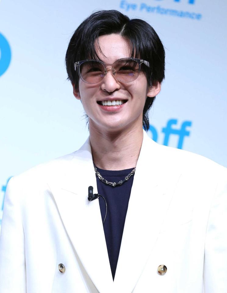 　通勤用を選んだ目黒蓮（撮影・佐々木彰尚）