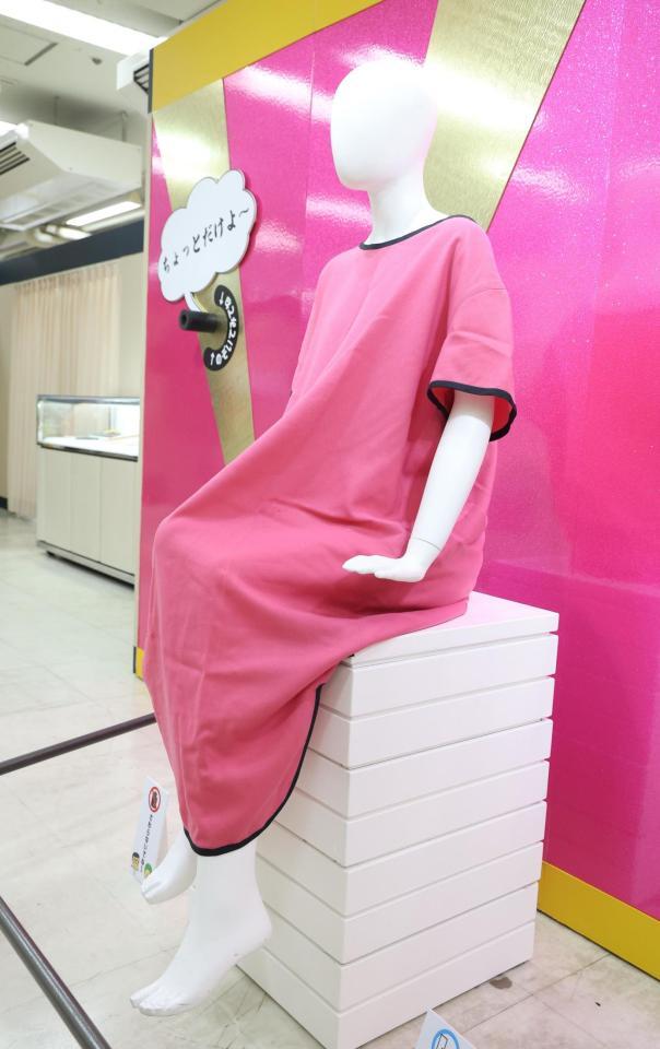 　展示された衣装（撮影・佐々木彰尚）