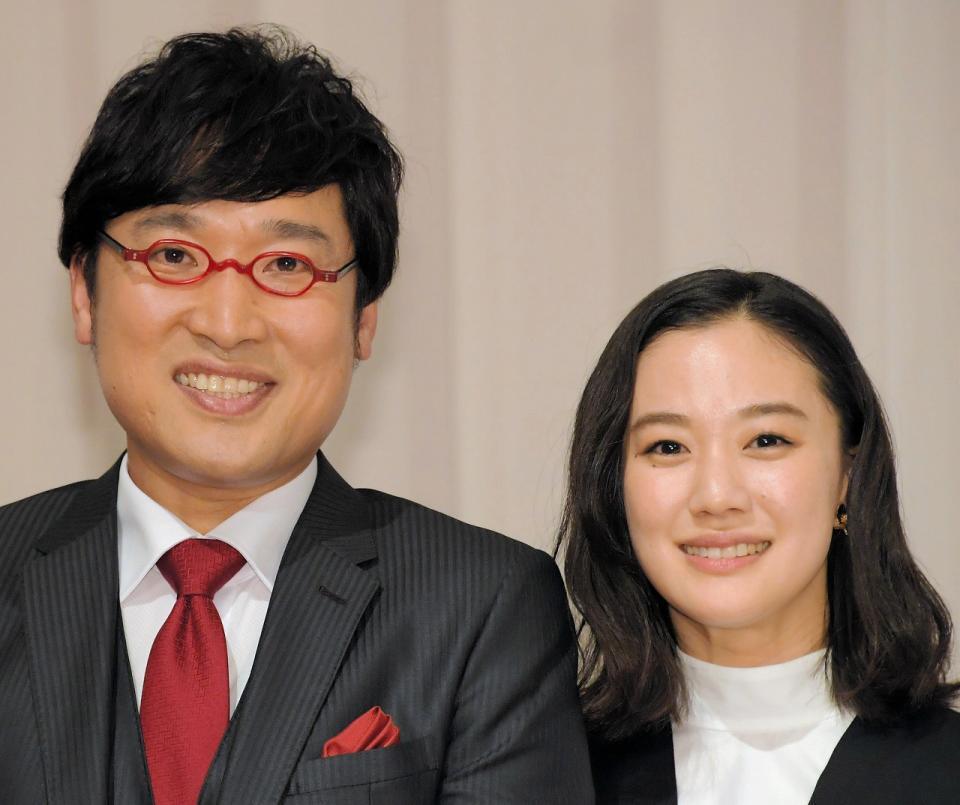 　南海キャンディーズ・山里亮太（左）と蒼井優＝２０１９年撮影