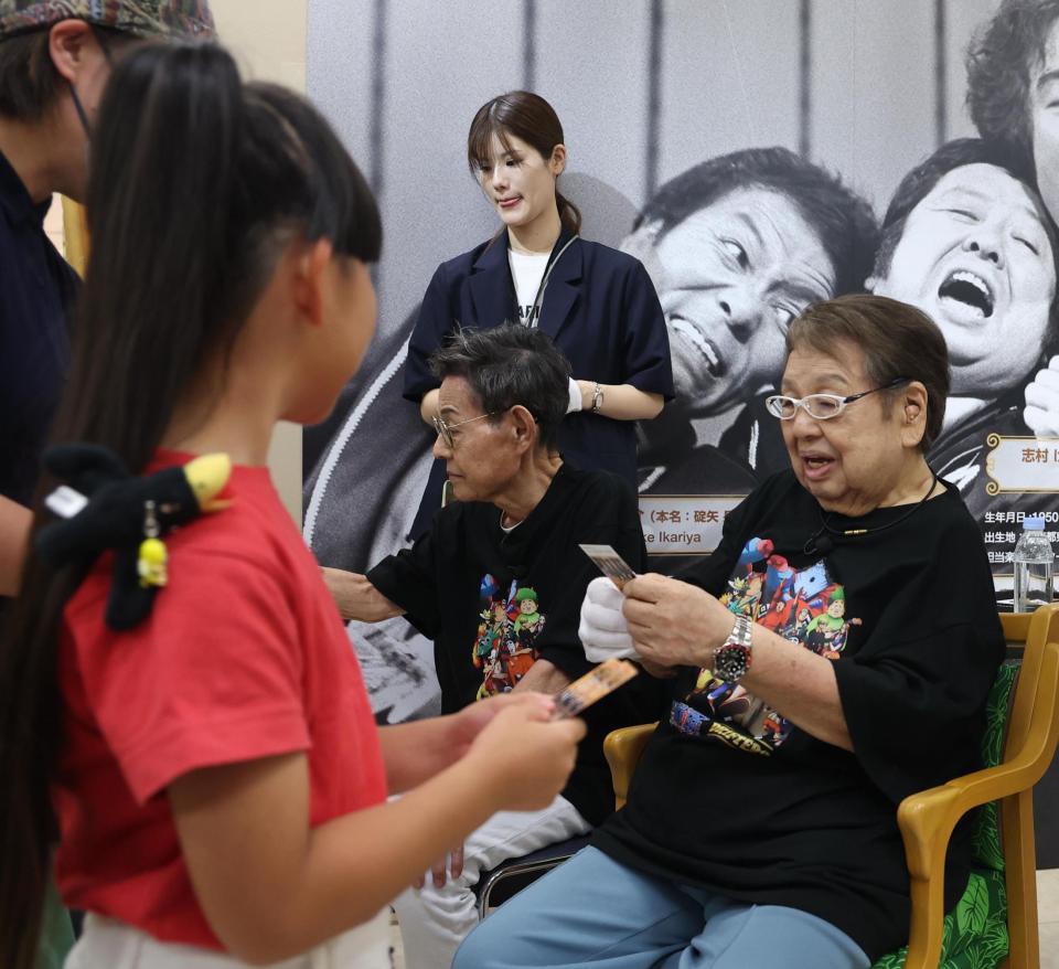 　名刺を手渡す高木ブー（右）と加藤茶（撮影・佐々木彰尚）