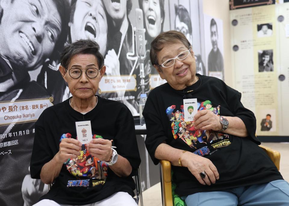 　名刺を手にする加藤茶（左）と高木ブー（撮影・佐々木彰尚）