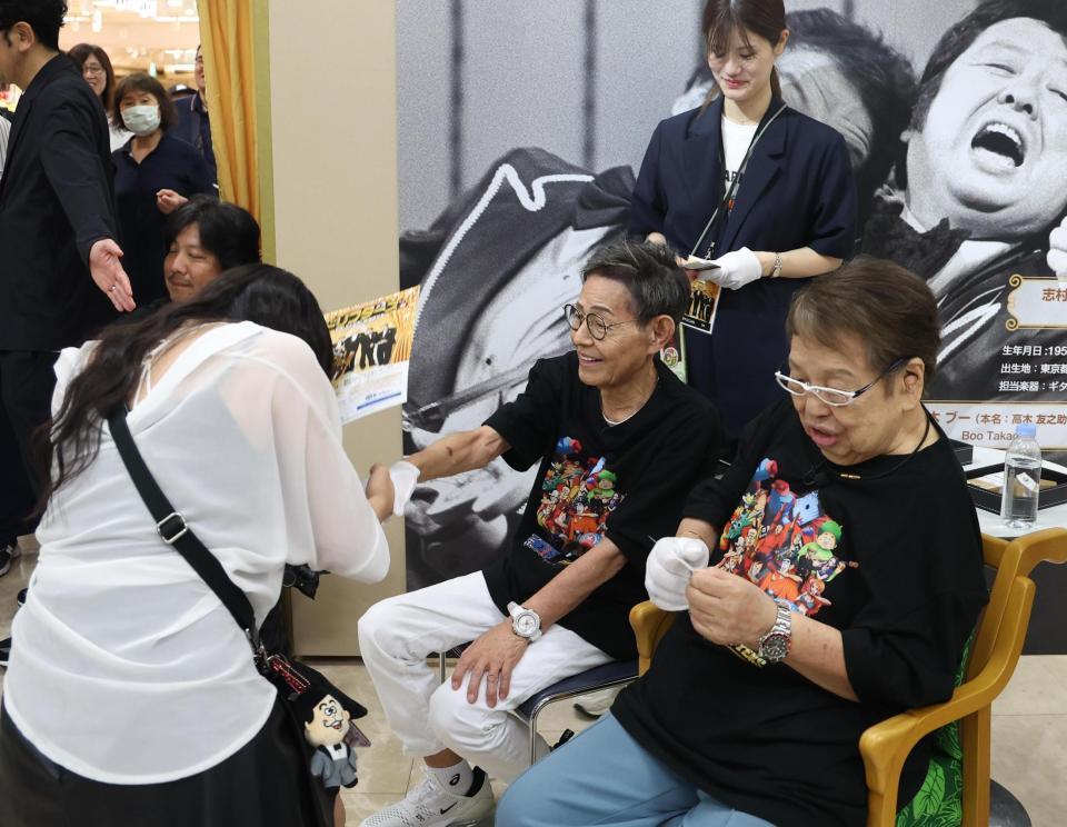 　ファンと握手をする加藤茶（中央）と高木ブー（撮影・佐々木彰尚）