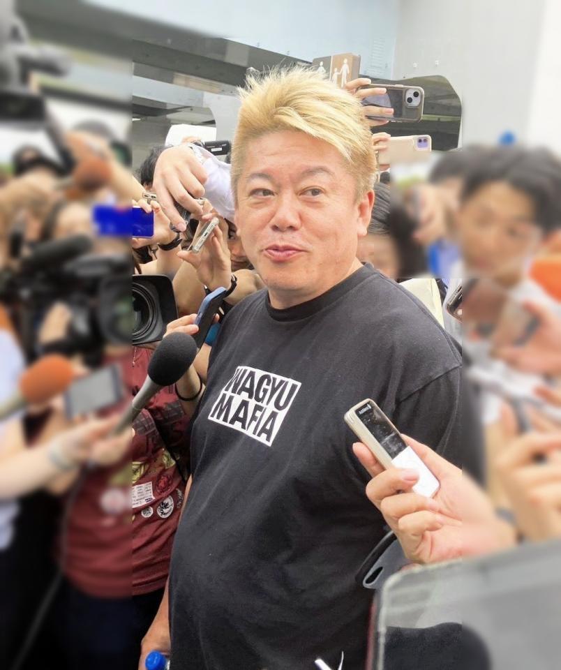 　株主総会から現れた堀江貴文氏＝２５日