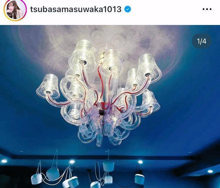 　アクリルのシャンデリア。益若つばさのインスタグラム＠ｔｓｕｂａｓａｍａｓｕｗａｋａ１０１３（２３年７月７日付）より