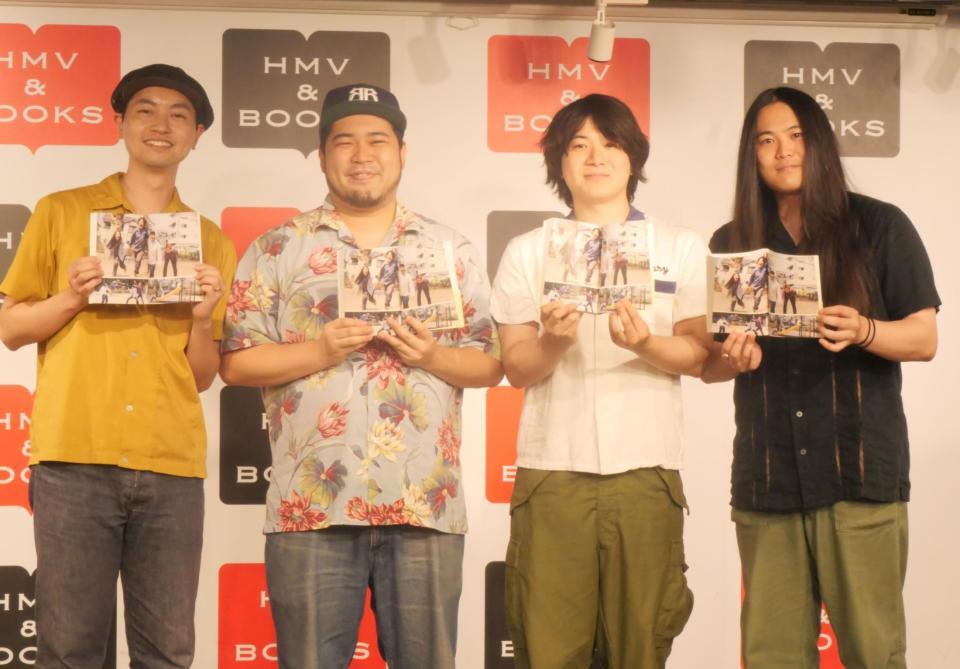 　お気に入りのページを披露する（左から）西塔徹成氏、松井ケムリ、シドニー石井、今野一輝