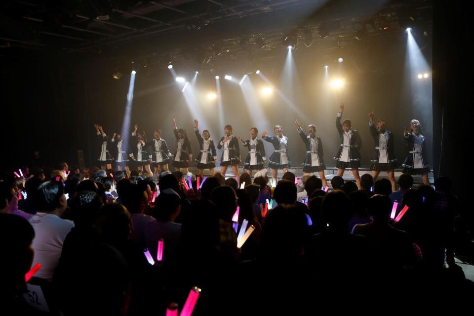 　ライブで熱唱するＮＭＢ48メンバー