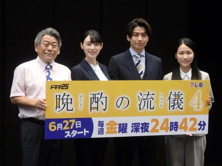 　写真に応じる（左から）おかやまはじめ、栗山千明、武田航平、辻凪子