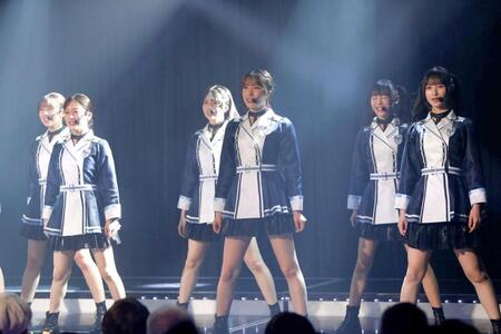 　グループ卒業を発表したＮＭＢ４８・小嶋花梨（中央）©ＮＭＢ４８