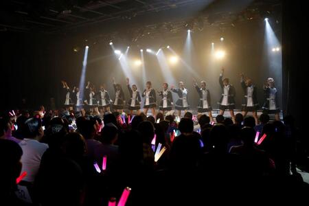 　ライブで熱唱するＮＭＢ４８のメンバー