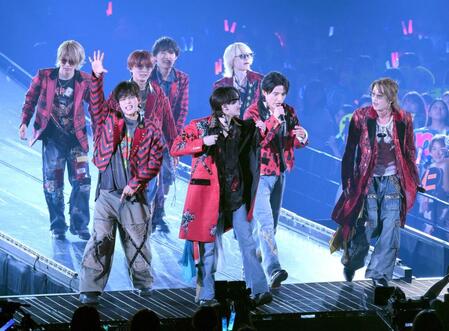 　バンドサウンドとダンスで会場を盛り上げたＢ＆ＺＡＩ（左から）矢花黎、菅田琳寧、本高克樹、稲葉通陽、川﨑星輝、今野大輝、鈴木悠仁、橋本涼（撮影・伊藤笙子）