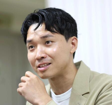 　インタビューに答える渡辺裕太（撮影・棚橋慶太）