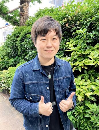 　メジャーデビューにサムアップする山口こうじ