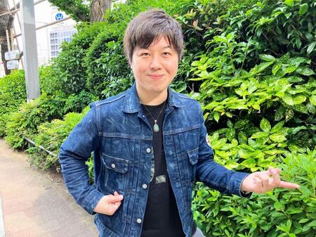 　エアギターをしてみせる山口こうじ