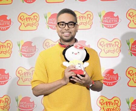 　ペッパーランチのキャラクターを手にするＥＸＩＬＥ　ＮＥＳＭＩＴＨ