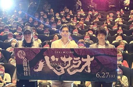 　ゲキ×シネ「バサラオ」初日舞台あいさつに登場した（左から）古田新太、生田斗真、中村倫也