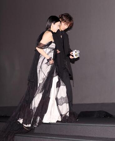 　柴咲コウ（左）をエスコートする綾野剛（撮影・石井剣太郎）