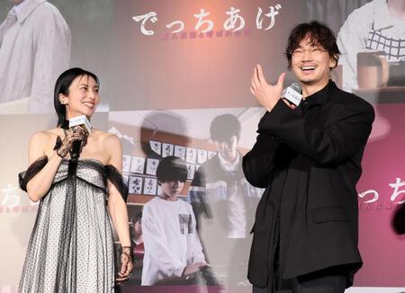 　トークで盛り上がる柴咲コウ（左）と綾野剛（撮影・石井剣太郎）