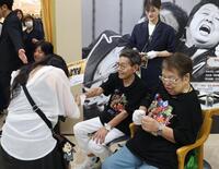 　ファンと握手をする加藤茶（中央）と高木ブー（撮影・佐々木彰尚）