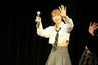 　ファンに手を振るＮＭＢ４８の小嶋花梨©ＮＭＢ48