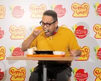 　ビーフペッパーライスを実食するＥＸＩＬＥ　ＮＥＳＭＩＴＨ