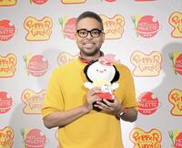 　ペッパーランチのキャラクターを手にするＥＸＩＬＥ　ＮＥＳＭＩＴＨ