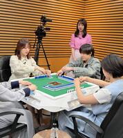 　林美沙希アナ（後方）から教わる（左から）田島芽瑠、阿久津仁愛、榎原依那