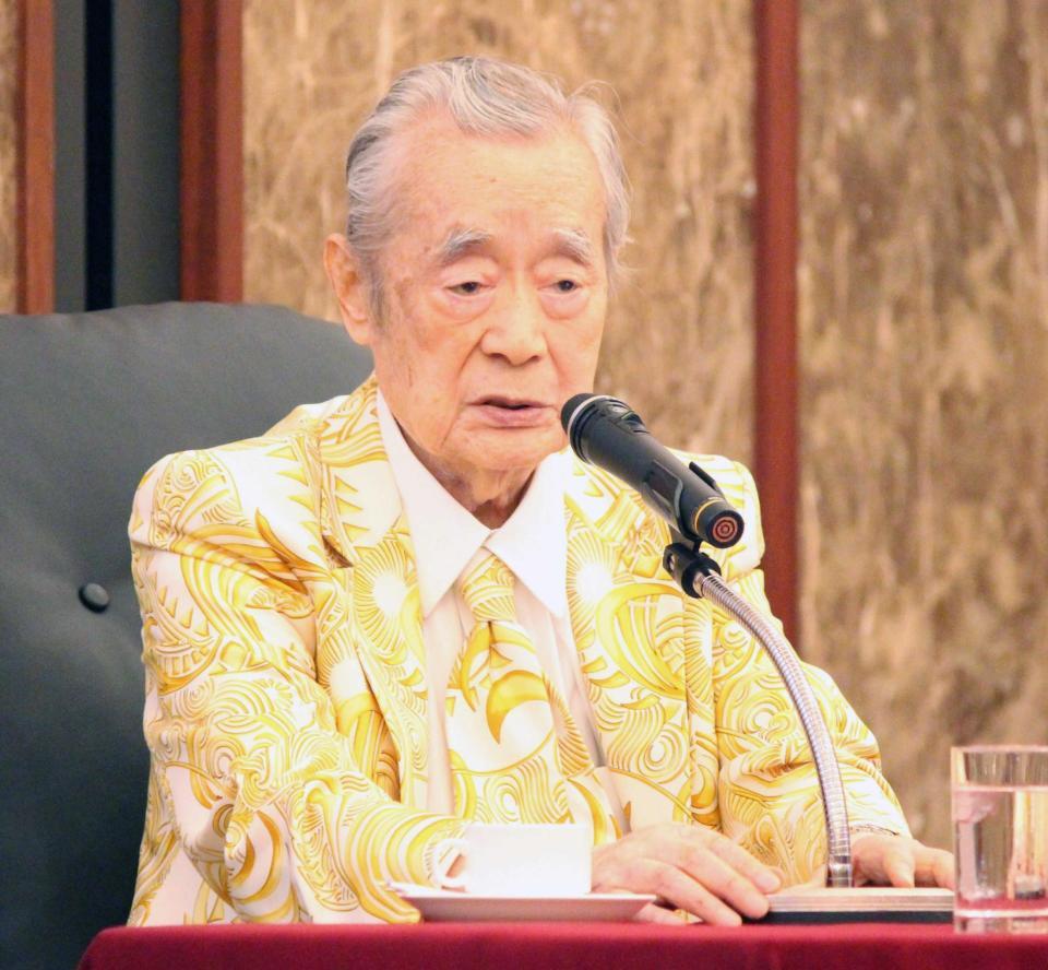　９７歳の誕生日のスピーチをするドクター・中松氏