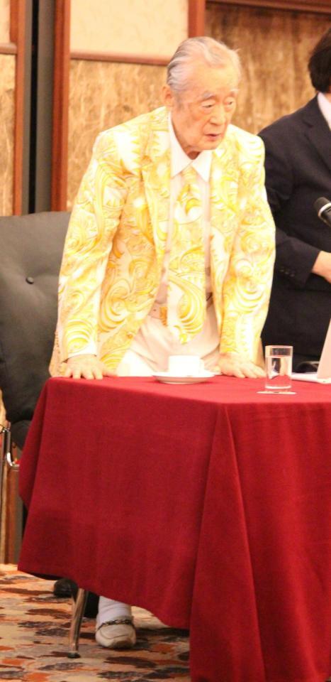 　立ち上がるドクター中松氏