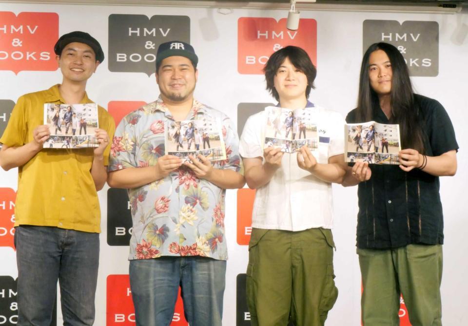 　お気に入りのページを披露する（左から）西塔徹成氏、松井ケムリ、シドニー石井、今野一輝