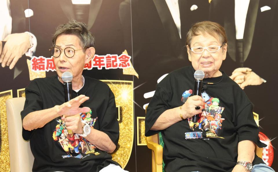 　会見をする加藤茶（左）、高木ブー（撮影・佐々木彰尚）