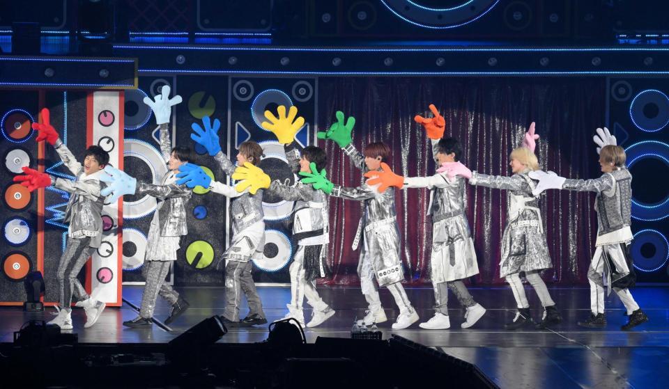 　Ｋｉｎｇ＆Ｐｒｉｎｃｅ「なにもの」をコミカルに踊るＢ＆ＺＡＩ（左から）菅田琳寧、川﨑星輝、橋本涼、稲葉通陽、本高克樹、鈴木悠仁、今野大輝、矢花黎（撮影・伊藤笙子）