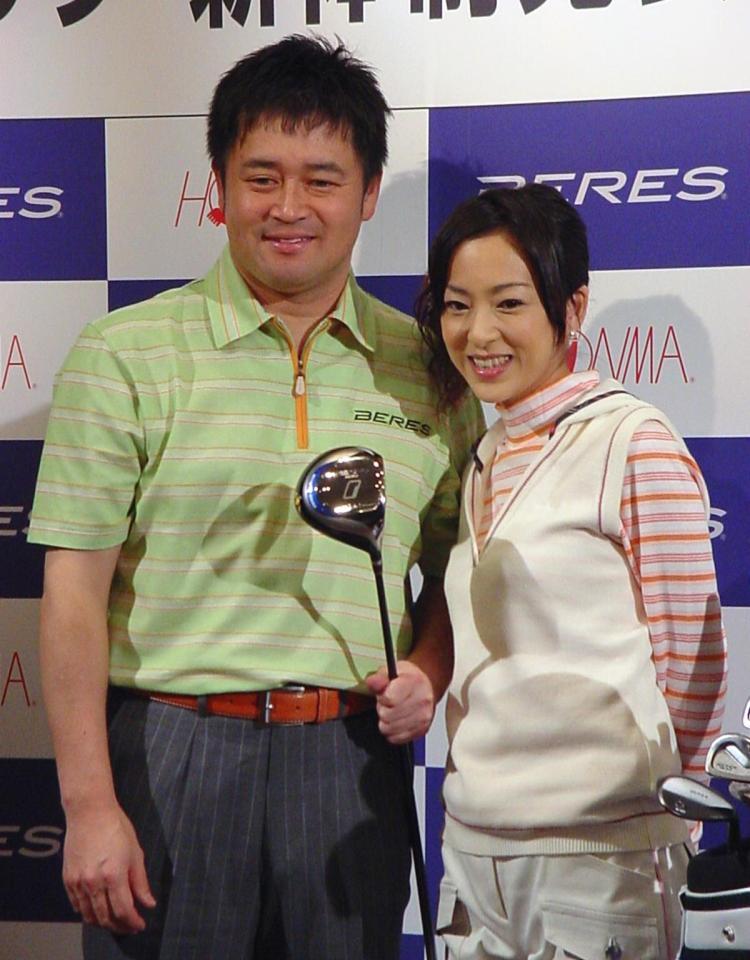 　横田真一（左）と穴井夕子夫妻＝２００６年