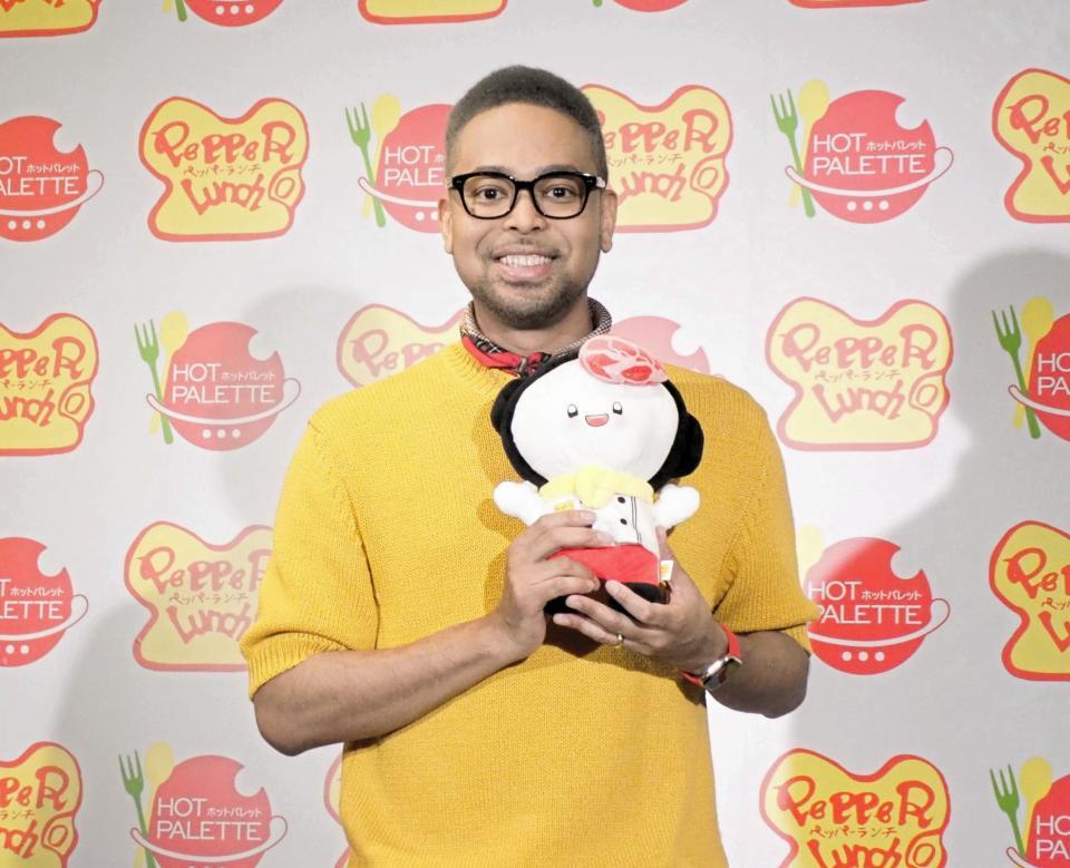 　ペッパーランチのキャラクターを手にするＥＸＩＬＥ　ＮＥＳＭＩＴＨ