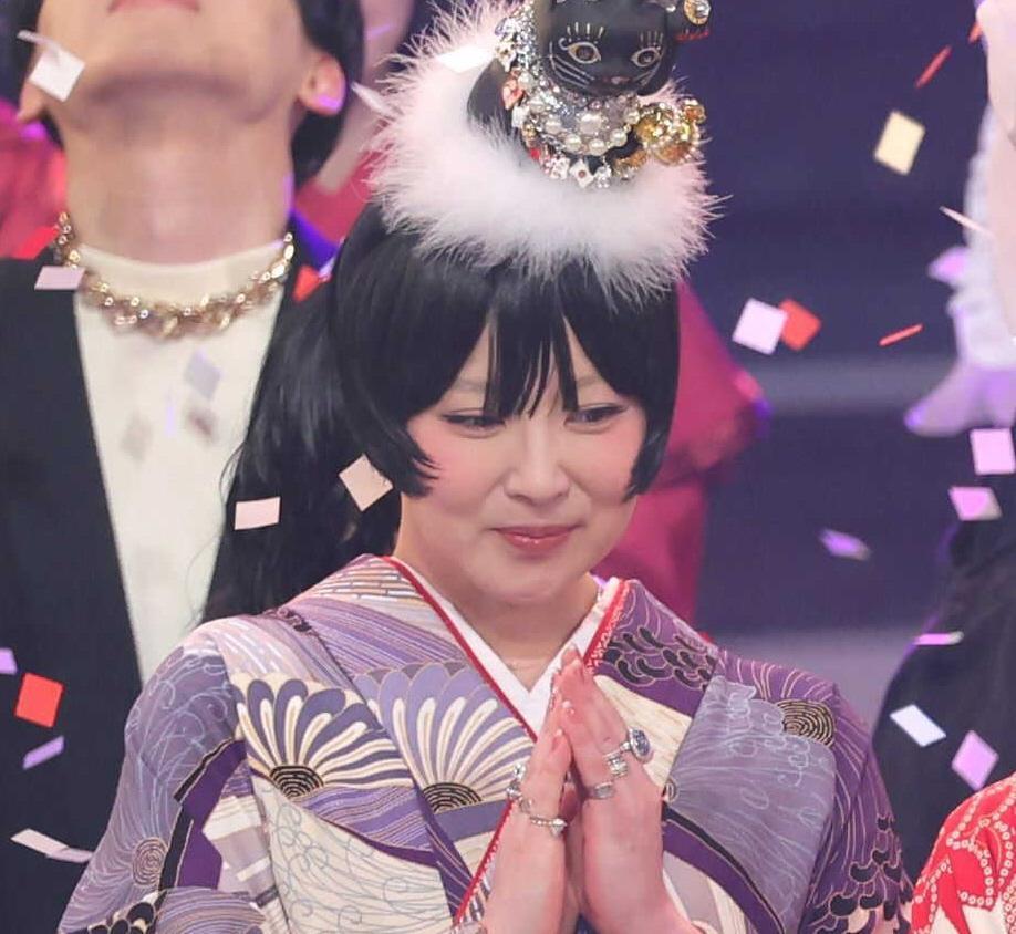 　第７５回紅白歌合戦のフィナーレで笑顔を見せる椎名林檎＝２０２４年１２月３１日、ＮＨＫホール